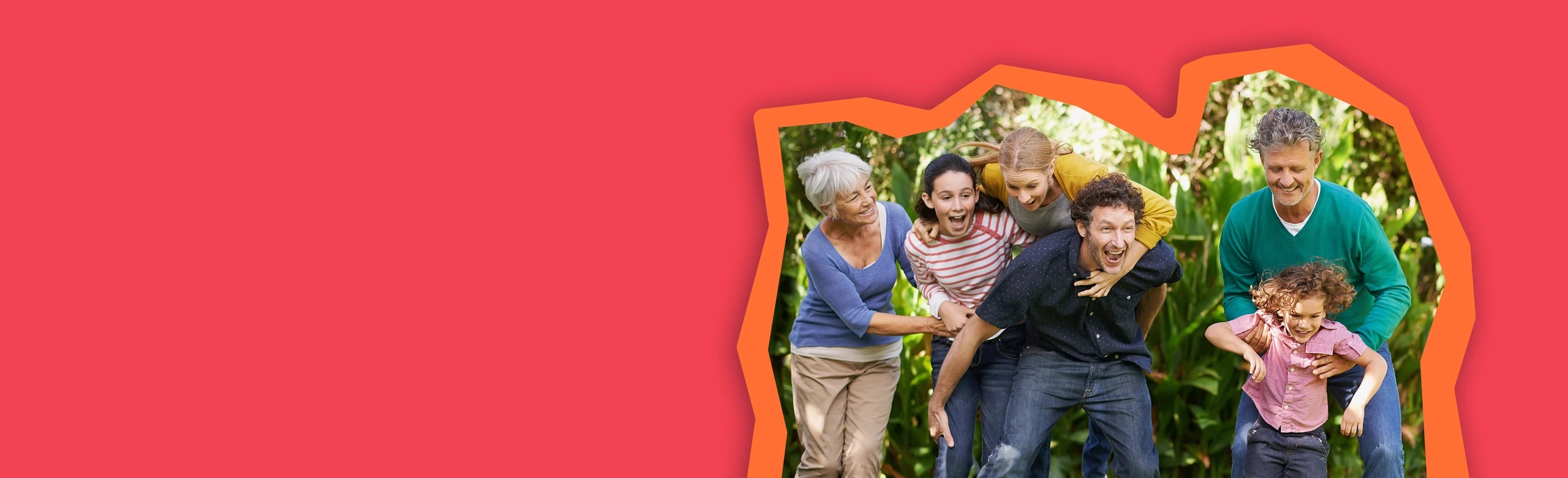 Familias y jóvenes compartiendo en comunidad