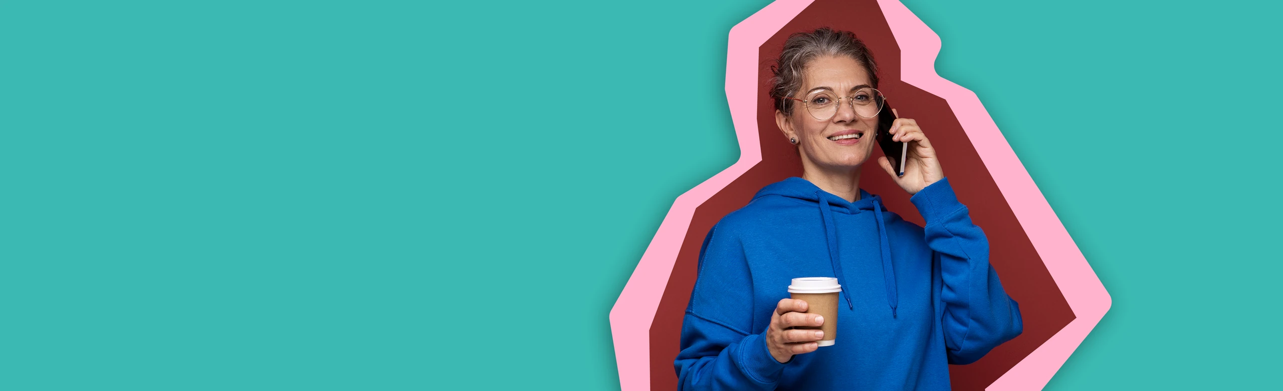 Persona conversando por teléfono con un café en la mano